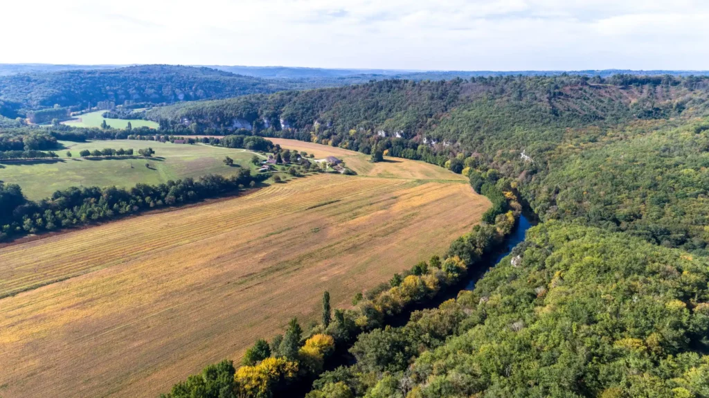 la vezere vue du ciel courbe de la vezere a tursac Pole d interpretation de la Prehistoire